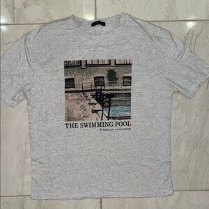 “The Swimming Pool” DAZY Heather Gray Graphic Short Sleeve Tee